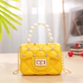 Bolso amarillo de gelatina con asa de perlas y cristales decorativos en la cadena - Amarillo
