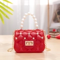 Mini bolso jelly rojo con acolchado de diamantes, asa de perlas y cadena dorada - Rojo