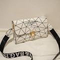 Mini borsa a tracolla bianca con motivi geometrici neri e chiusura a scatto dorata - Bianco
