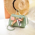 Mini borsa verde menta con motivo a coccodrillo, foulard in seta e chiusura dorata - Verde