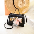 Mini borsa nera motivo coccodrillo con elegante sciarpa di seta e dettagli dorati - Nero