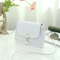 Mini borsa bianca con motivo coccodrillo, ciondolo di perla e dettagli dorati vista laterale - Bianco
