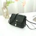 Mini borsa a tracolla nera motivo coccodrillo con ciondolo di perla e chiusura oro - Nero