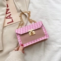 Mini borsa a tracolla rosa pied-de-poule con catena dorata e chiusura a rotazione - Rosa