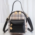 Mini mochila de lona con cuadros beige y bolsillo delantero de cuero negro en contraste - Negro