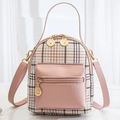 Mini zaino rosa a scacchi con tasca frontale a zip e dettagli metallici dorati - Rosa
