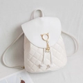 Sac à dos blanc matelassé pour femme avec chaîne de perles et détails dorés - Blanc