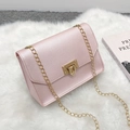 Mini borsa a tracolla rosa chiaro con catena dorata e finitura perlata - Rosa
