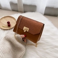 Mini sac bandoulière marron avec paillettes dorées, chaîne et fermoir rotatif - Brun Foncé