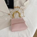 Sac à main rose à motif litchi avec poignée en chaîne dorée sur costume beige - Rose Motif Litchi