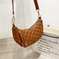 Sac demi-lune marron caramel avec matelassage en losanges et détail de pompon chic - Marron