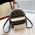 Mochila mini vintage en cuero negro con lona de logo y remaches dorados de lujo - Negro