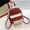 Mini mochila para mujer con paneles rojos en contraste, remaches y estampado floral vintage - Rojo