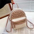 Mini mochila de cuero rosa y beige con diseño geométrico y remaches dorados - Rosa