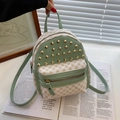 Mini mochila de cuero verde y beige con tachuelas doradas y diseño geométrico - Verde