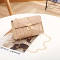 Sac bandoulière beige matelassé avec chaîne dorée et fermeture en métal élégante - Abricot