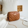 Sac caméra marron matelassé avec bandoulière chaîne dorée et détail de pompon élégant - Style Original / Marron