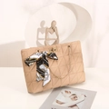 Sac à main beige matelassé avec bandoulière chaîne dorée et foulard en soie décoratif - Kaki