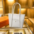 Borsa tote in pelle PU bianca con fibbia in metallo dorato e manici lunghi a spalla - Bianco