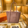 Borsa tote vintage rosa polvere in pelle opaca con fibbia dorata e tracolla sottile - Rosa