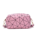 Petit sac bandoulière rose avec motif géométrique 3D et détails dorés - Rose