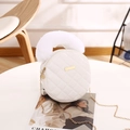 Mini borsa rotonda bianca in pelliccia sintetica con catena dorata e pelle trapuntata - Bianco