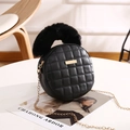 Borsa rotonda trapuntata nera con manico in ecopelliccia e dettagli in oro lucido - Nero