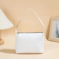 Elegante witte crossbodytas met ruitpatroon en goudkleurige metalen accenten - Wit