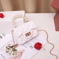 Weiße gesteppte Mini-Umhängetasche mit Perlengriff und goldener Kette für Damen - Weiß