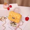 Gelbe Mini-Gelee-Tasche mit Steppmuster, Perlengriff und goldener Schulterkette - Gelb