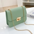 Petit sac carré vert clair en cuir synthétique avec bandoulière chaîne dorée - Vert