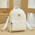 Mini sac à dos blanc avec imprimé cercles dorés et plaque métallique sur poche avant - Blanc