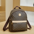 Mini sac à dos marron pour femme avec imprimés circulaires dorés et poche zippée - café
