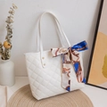 Witte gewatteerde tote bag met ruitpatroon en decoratieve zijden sjaal aan het handvat - Wit