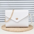 Bolso bandolera blanco de cuero granulado con cadena dorada y cierre de giro sobre esterilla - Blanco