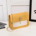 Bolso bandolera pequeño amarillo y blanco con colgante de corona dorada y cadena de metal - Amarillo