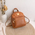 Mini mochila acolchada color caramelo con detalles metálicos y textura de cuero PU - Marrón Oscuro