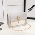 Bolso cuadrado bicolor gris y crema con cadena dorada y detalle de corona elegante - Gris claro