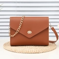Bolso bandolera de cuero litchi marrón con cierre de giro dorado y cadena de metal - Marrón