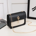 Bolso de cadena bicolor negro y crema con hebilla de corona dorada y detalle de cristal - Negro