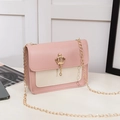 Sac bandoulière rose et beige avec breloque couronne dorée et chaîne en métal - Rose