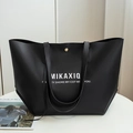 Grand sac cabas en cuir PU mat noir avec imprimé lettrage MIKAXIQ et bouton pression - Noir