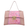 Rosa quadratische Handtasche mit geometrischen Linien und goldenem Verschluss - Rosa
