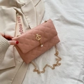Borsa a tracolla rosa trapuntata con catena dorata e ciondolo a corona di perle - Rosa