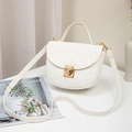 Elegante witte gewatteerde zadeltas met gouden hartsluiting en schouderband - Wit