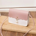 Sac bandoulière élégant rose et blanc avec perle et rabat à bords ondulés - Rose