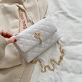 Mini borsa a catena trapuntata bianca con chiusura a corona dorata e perla - Bianco