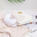 Borsa trapuntata bianca con manico in pelliccia sintetica e catena dorata sottile - Bianco