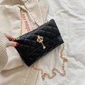Elegante borsa trapuntata nera con fibbia a corona dorata e ciondolo di perla - Nero