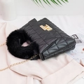 Borsa a tracolla trapuntata nera con manico in pelliccia sintetica e catena dorata - Nero